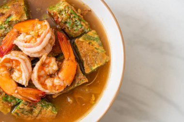 Karides ve sebze omletli Tamarind Paste 'den yapılmış ekşi çorba - Asya usulü.