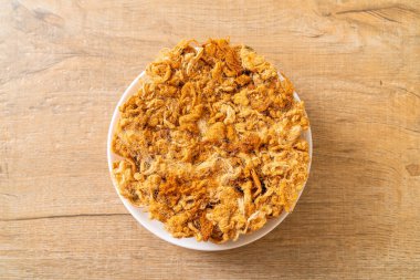 Kavrulmuş hindistan cevizi rulosu ve kurutulmuş domuz eti tabağı.