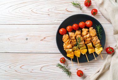 Tabakta ızgara tavuk ızgara şiş.