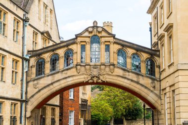 Hertford Köprüsü, halk arasında Oxford, İngiltere'de İç Çekmeler Köprüsü olarak bilinir.
