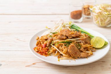 Asya usulü kızarmış pilav ve domuz eti.