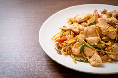 Zencefilli kızarmış tavuk. Asya usulü.