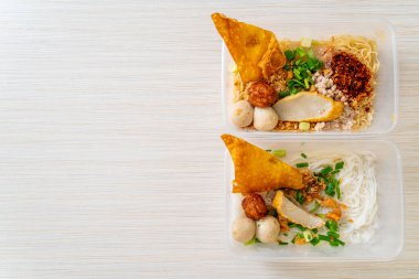 Balık köfteli erişte ve teslimat kutusunda kıymalı domuz eti. Asya usulü.