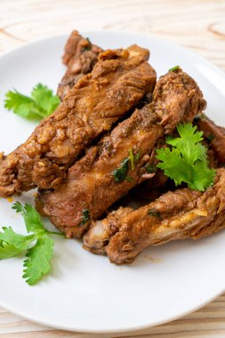 Soslu ve sebzeli domuz pirzolası.