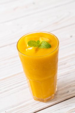 taze mango smoothies - sağlıklı yiyecek ve içecek konsepti