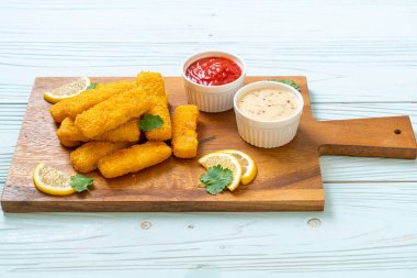 Kızarmış balık çubuğu ya da soslu patates kızartması.