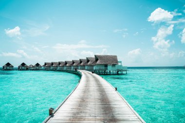 Güzel tropikal Maldivler plajı ve denizi olan otel ve adalara yerleşir - renk işleme tarzını güçlendirir