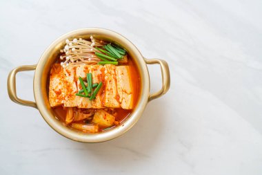  Yumuşak Tofulu Kimchi Çorbası veya Kore Kimchi Güveci - Kore Yemekleri Geleneksel Tarzı
