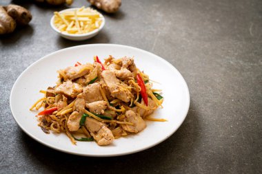 Zencefilli kızarmış tavuk. Asya usulü.