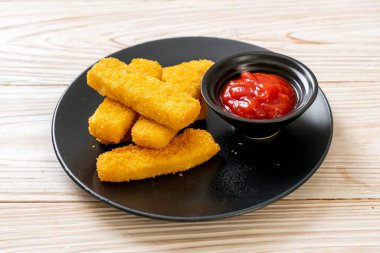 Kızarmış balık kroket ve ketçaplı ekmek kırıntıları.