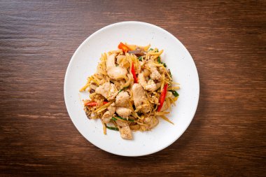 Zencefilli kızarmış tavuk. Asya usulü.