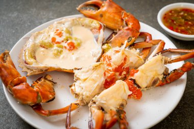 Baharatlı deniz ürünleri soslu taze sütle haşlanmış yumurta yengeci.