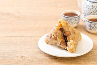 Zongzi ya da Geleneksel Çin Yapışkan Pirinç Böreği - Asya usulü