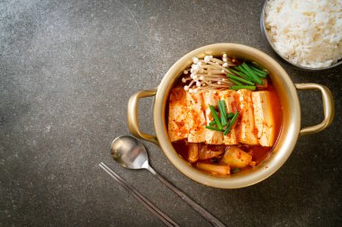 Tofu ve yumurtalı Kimchi Çorbası veya Kore Kimchi Güveci - Kore Yemekleri Geleneksel Tarzı