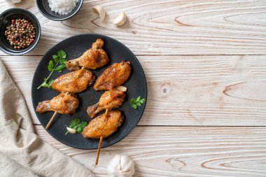 Biber ve sarımsaklı ızgara tavuk kanadı.