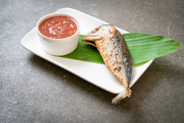 Baharatlı karides soslu kızarmış uskumru balığı, Tayland usulü.