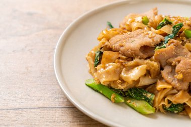 Kızarmış pirinç eriştesi, soya sosu, domuz eti ve lahana. Asya usulü.