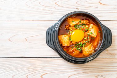 Tofu ve yumurtalı Kimchi Çorbası veya Kore Kimchi Güveci - Kore Yemekleri Geleneksel Tarzı