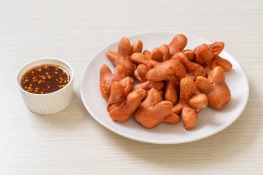 soslu kızarmış sosis.