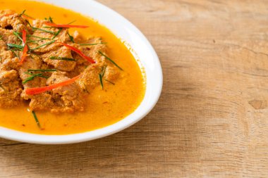 Tayland yemeği seti körili domuz eti Tayland yemeği tarzı.