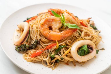 Fesleğenli, biberli, karidesli ve kalamarlı Çin eriştesi. Asya usulü.