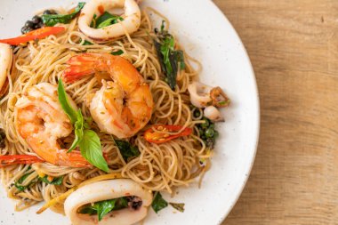 Fesleğenli, biberli, karidesli ve kalamarlı Çin eriştesi. Asya usulü.