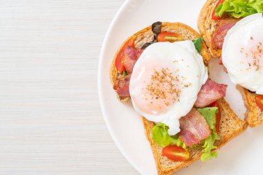 Kahvaltıda sebzeli, pastırmalı, yumurtalı ya da yumurtalı tam buğday ekmeği.