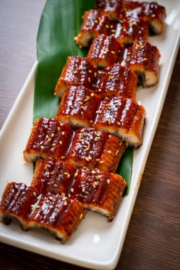 Dilimlenmiş yılan balığı ya da soslu ızgara unagi (Kabayaki) - Japon yemeği tarzı.