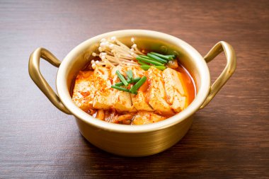 Tofu ve yumurtalı Kimchi Çorbası veya Kore Kimchi Güveci - Kore Yemekleri Geleneksel Tarzı