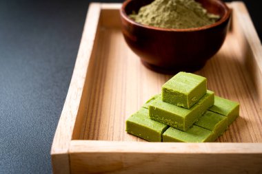 Taze ve yumuşak kibrit, yeşil çay tozlu yeşil çikolata.
