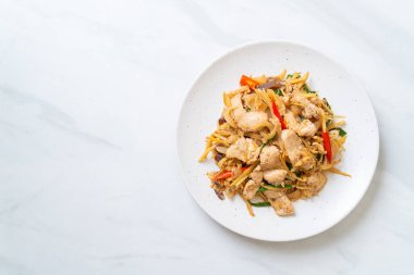 Zencefilli kızarmış tavuk. Asya usulü.