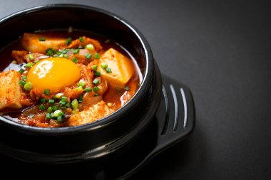 Tofu ve yumurtalı Kimchi Çorbası veya Kore Kimchi Güveci - Kore Yemekleri Geleneksel Tarzı