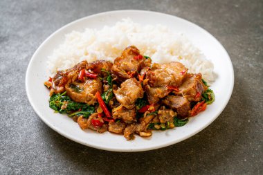 Kızarmış domuz eti ve pirinçli fesleğen Asya yerel sokak yemeği tarzı.