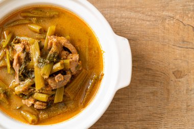 Sabah ihtişamıyla Tayland usulü domuz eti.