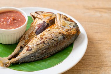Baharatlı karides soslu kızarmış uskumru balığı, Tayland usulü.