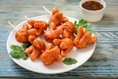 soslu kızarmış sosis şişi.