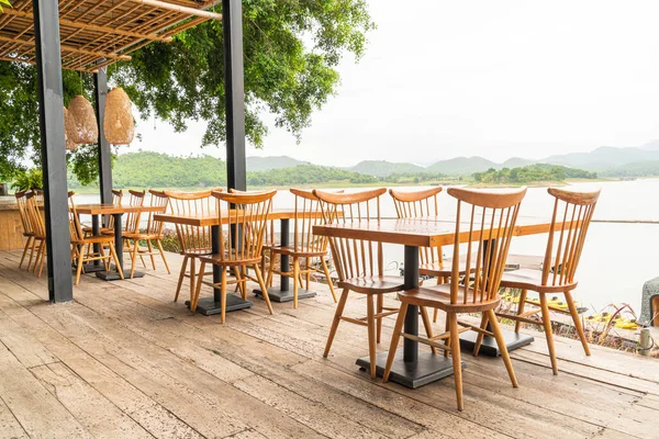 kafe restoranda boş ahşap masa ve sandalye