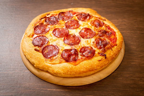 Pepperoni Pizza Trä Bricka Italiensk Mat Stil — Stockfoto