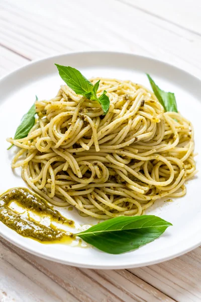 Homamade spagetti pesto sos, zeytin yağı ve fesleğen yaprakları ile.