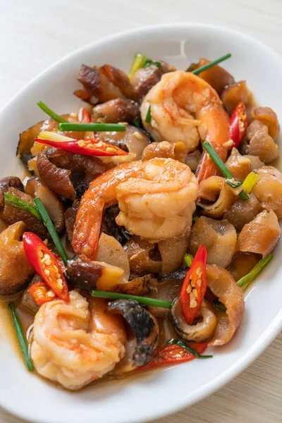 Karidesli haşlanmış deniz hıyarı Asya usulü.