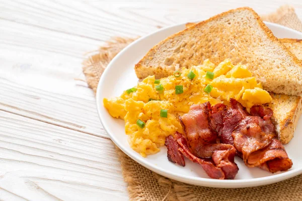 Scrambled Egg Bread Toasted Bacon Breakfast — Stock Photo, Image