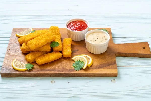 Kızarmış balık çubuğu ya da soslu patates kızartması.