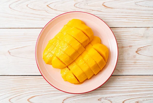 Tabakta Dilimlenmiş Taze Altın Mango — Stok fotoğraf