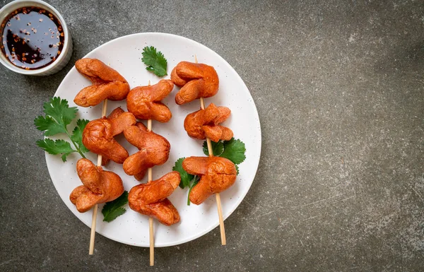 soslu kızarmış sosis şişi.