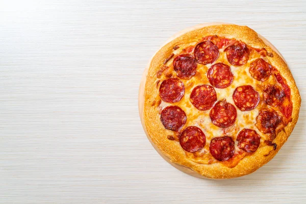 Pizza Salame Piccante Vassoio Legno Stile Gastronomico Italiano — Foto Stock