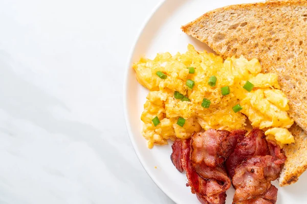 Scrambled Egg Bread Toasted Bacon Breakfast — Stock Photo, Image