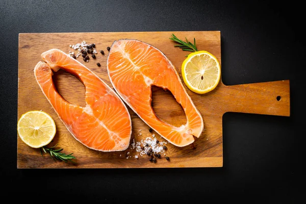 İçinde malzeme olan taze çiğ somon filetosu bifteği.