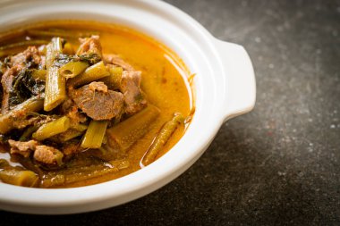 Sabah ihtişamıyla Tayland usulü domuz eti.