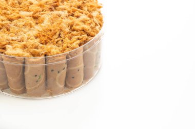 Kızarmış hindistan cevizi rulosu ve beyaz arka planda izole edilmiş kurutulmuş domuz eti.