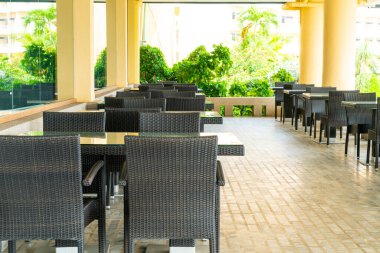 boş teras masası ve sandalye